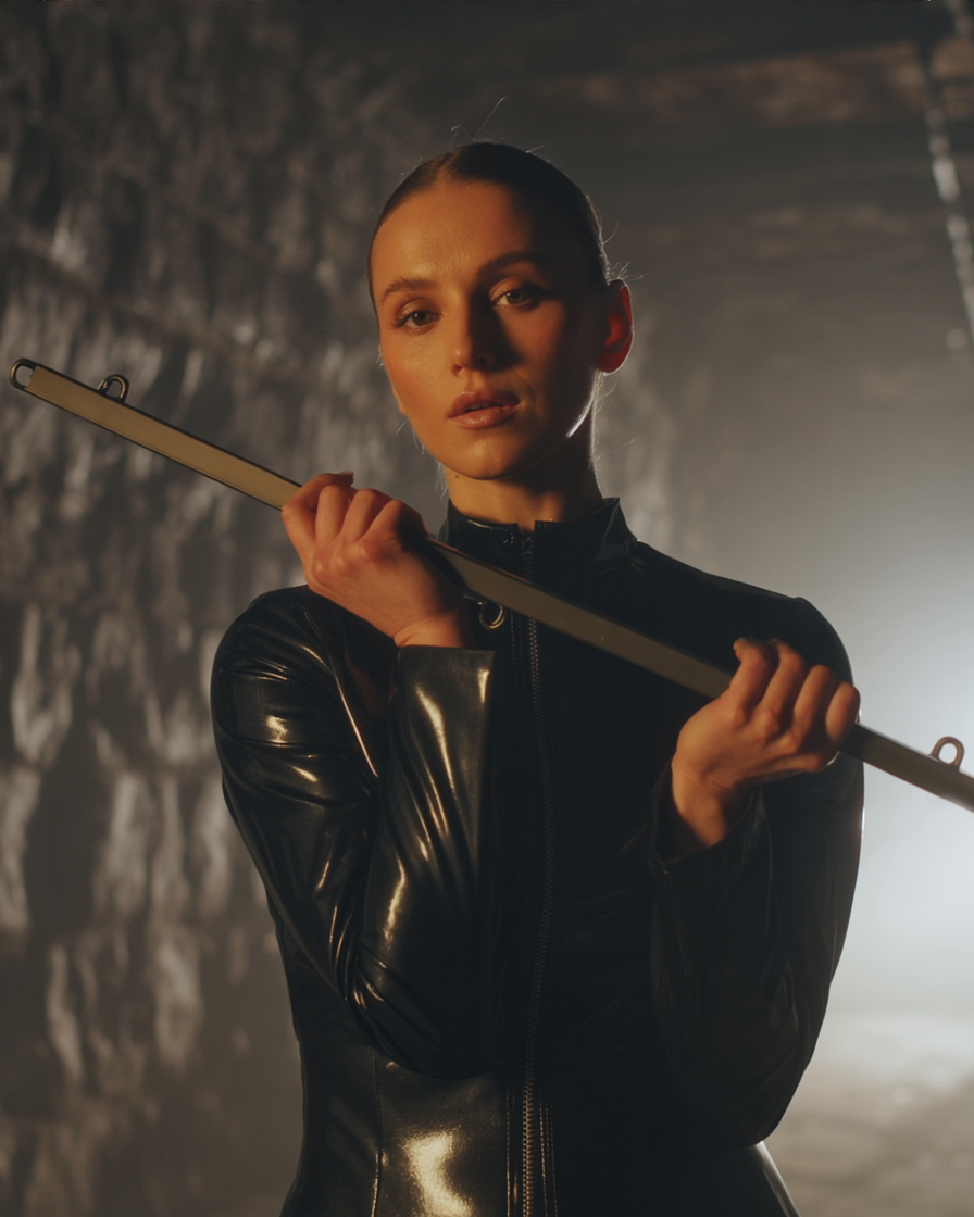 SPREIZSTANGE aus Vierkantstahl in schwarz - 100cm mit 5 Ösen