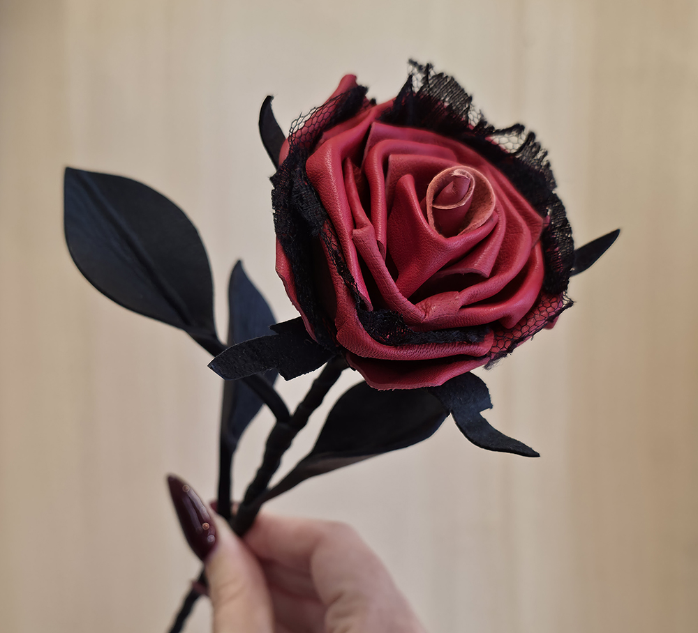 Leder Rose - rot mit schwarzer Spitze